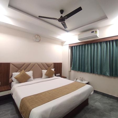 Hotel Earth Inn, Subhash Bridge, Rto Circle, อาเมดาบัด ภายนอก รูปภาพ