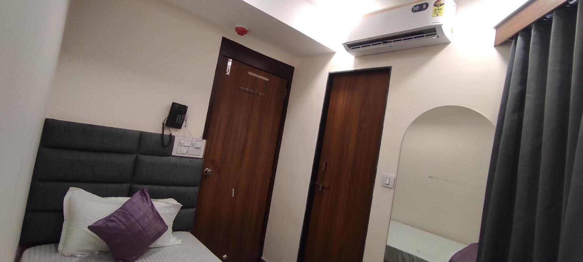 Hotel Earth Inn, Subhash Bridge, Rto Circle, อาเมดาบัด ภายนอก รูปภาพ