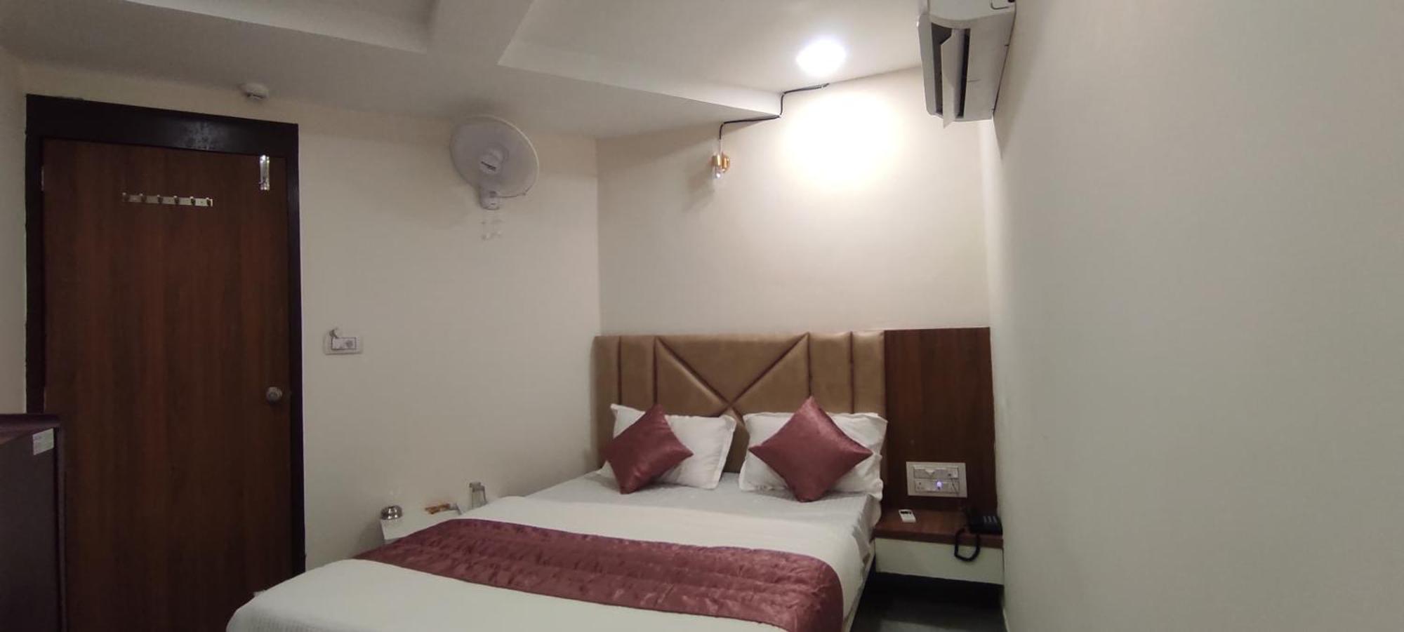 Hotel Earth Inn, Subhash Bridge, Rto Circle, อาเมดาบัด ภายนอก รูปภาพ