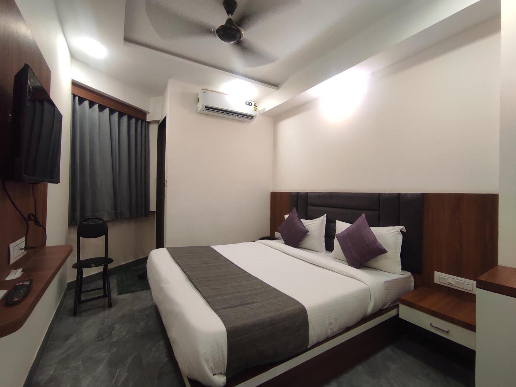 Hotel Earth Inn, Subhash Bridge, Rto Circle, อาเมดาบัด ภายนอก รูปภาพ