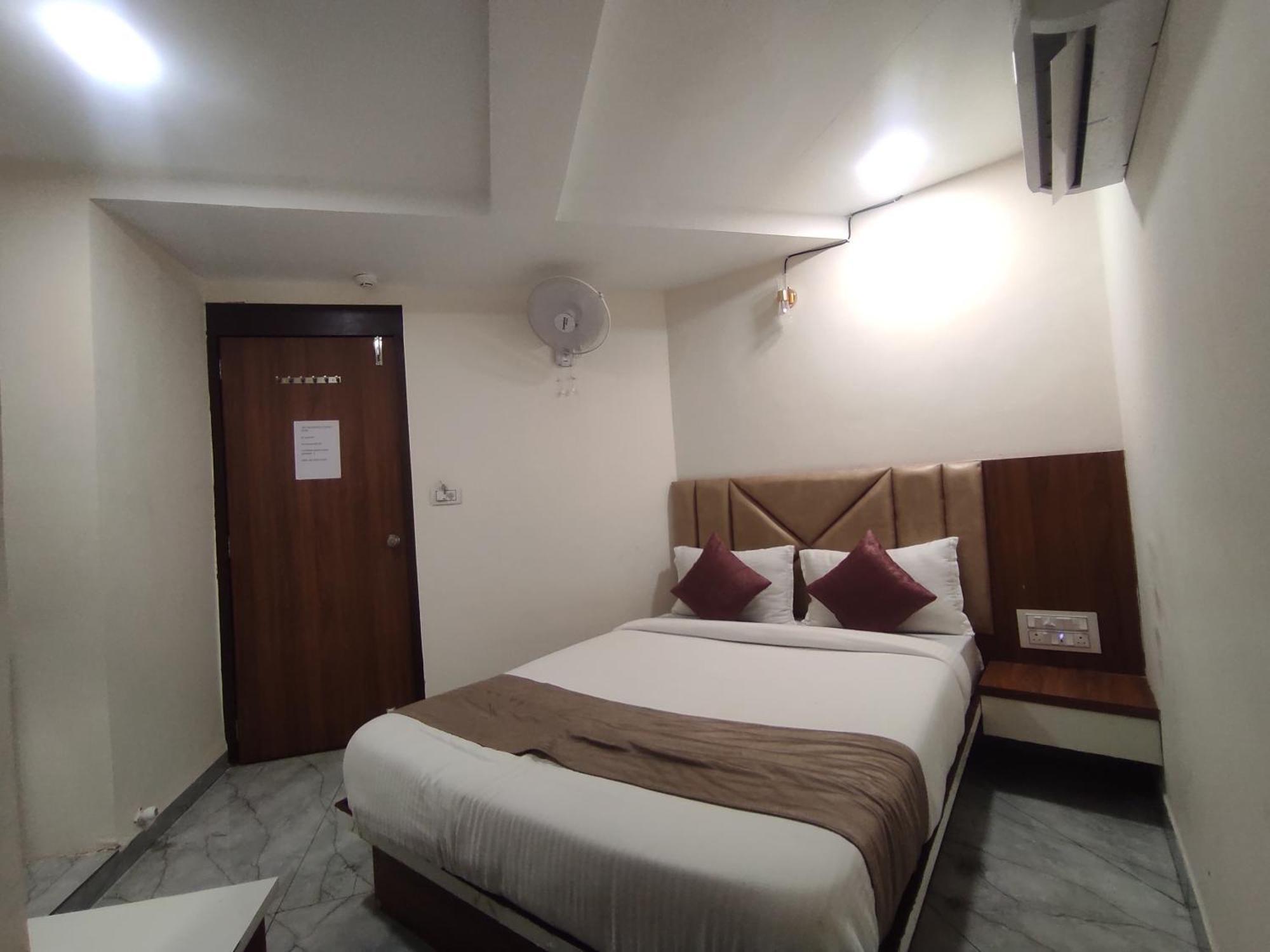 Hotel Earth Inn, Subhash Bridge, Rto Circle, อาเมดาบัด ภายนอก รูปภาพ