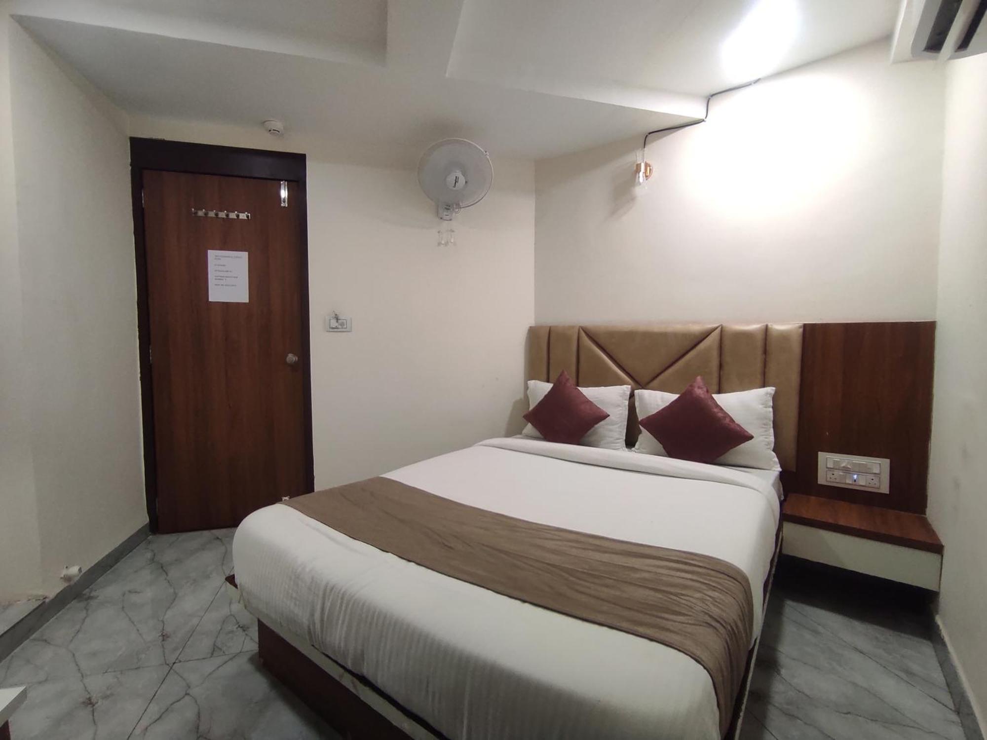 Hotel Earth Inn, Subhash Bridge, Rto Circle, อาเมดาบัด ภายนอก รูปภาพ