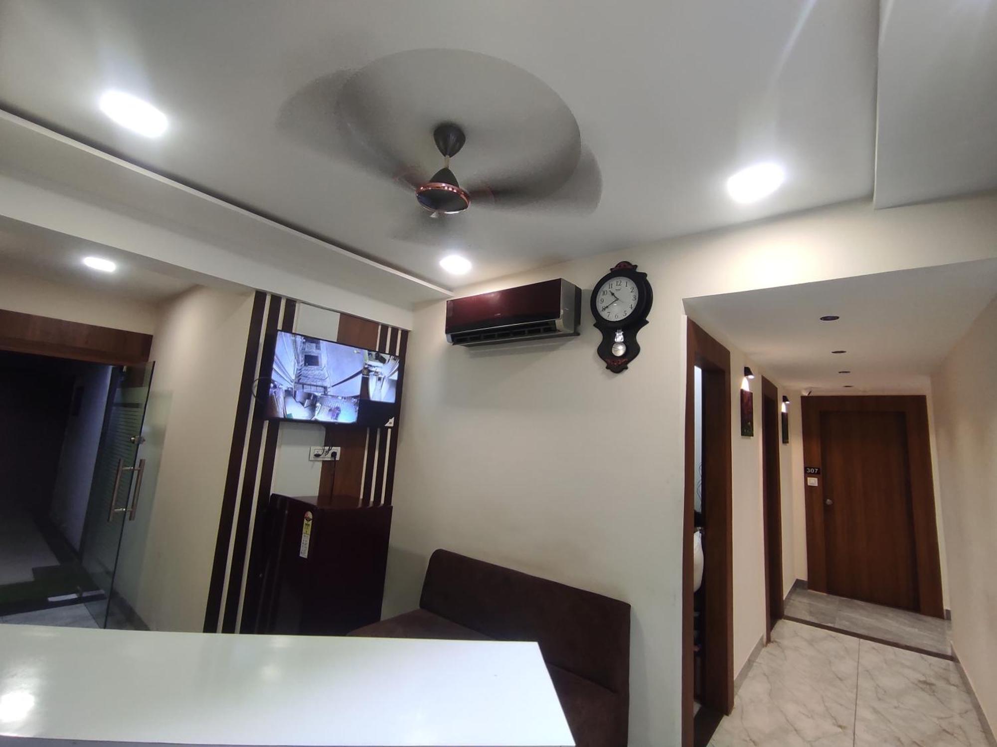 Hotel Earth Inn, Subhash Bridge, Rto Circle, อาเมดาบัด ภายนอก รูปภาพ