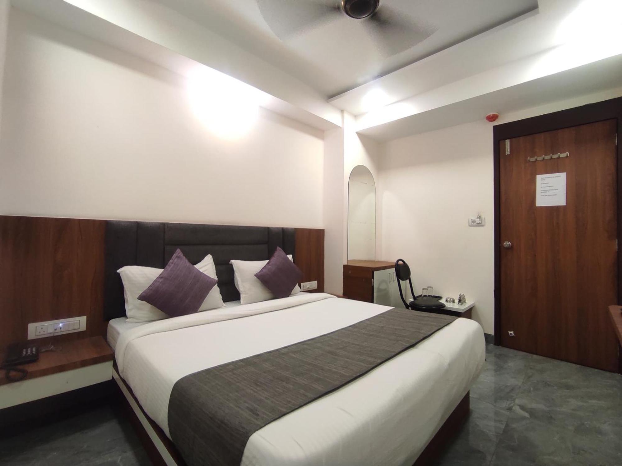 Hotel Earth Inn, Subhash Bridge, Rto Circle, อาเมดาบัด ภายนอก รูปภาพ