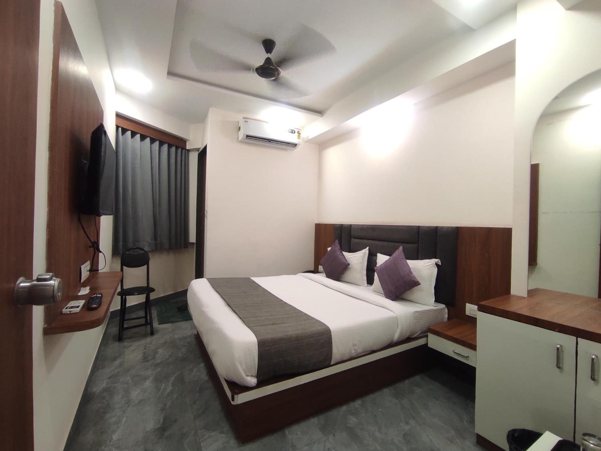 Hotel Earth Inn, Subhash Bridge, Rto Circle, อาเมดาบัด ภายนอก รูปภาพ