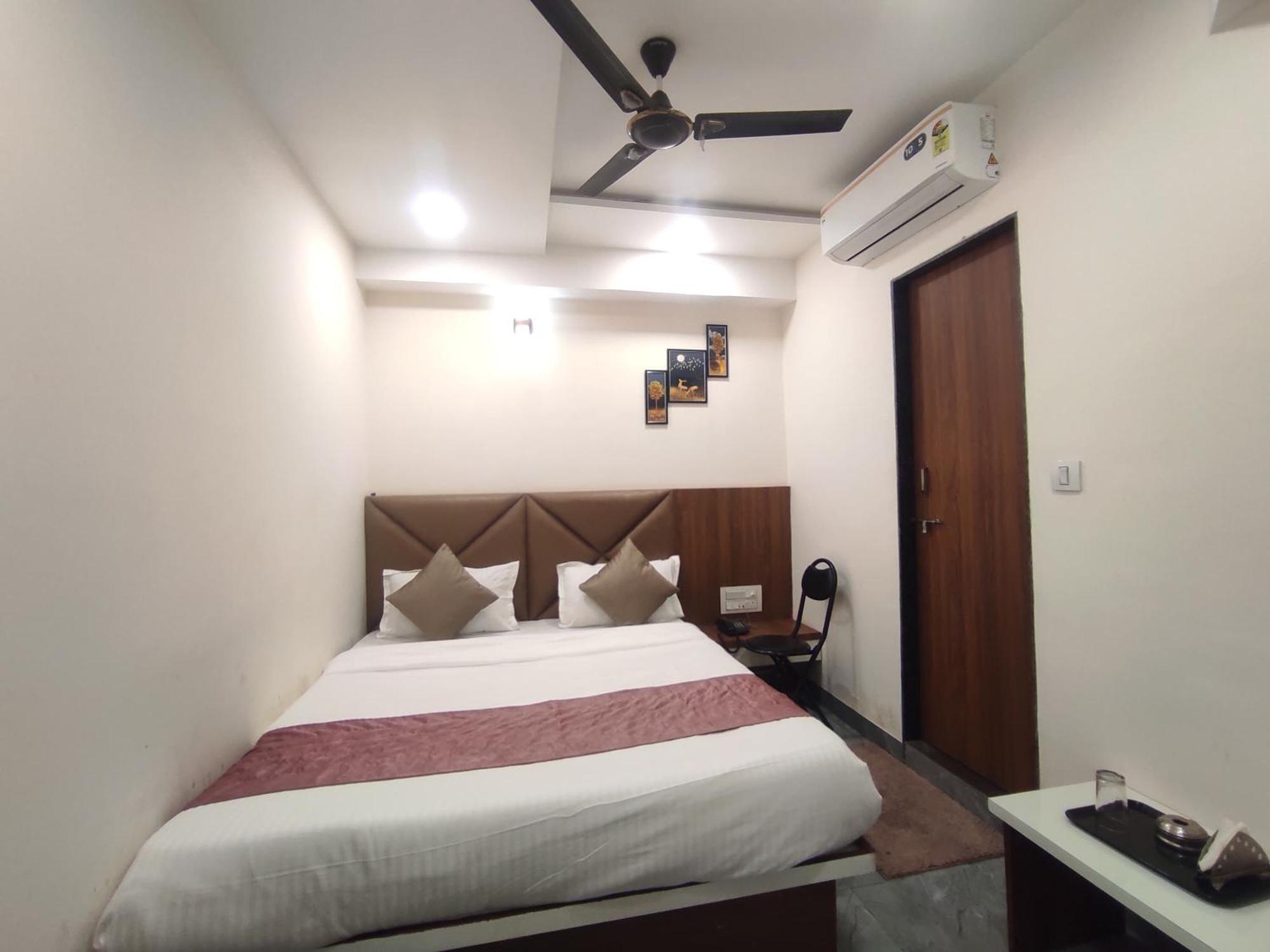 Hotel Earth Inn, Subhash Bridge, Rto Circle, อาเมดาบัด ภายนอก รูปภาพ