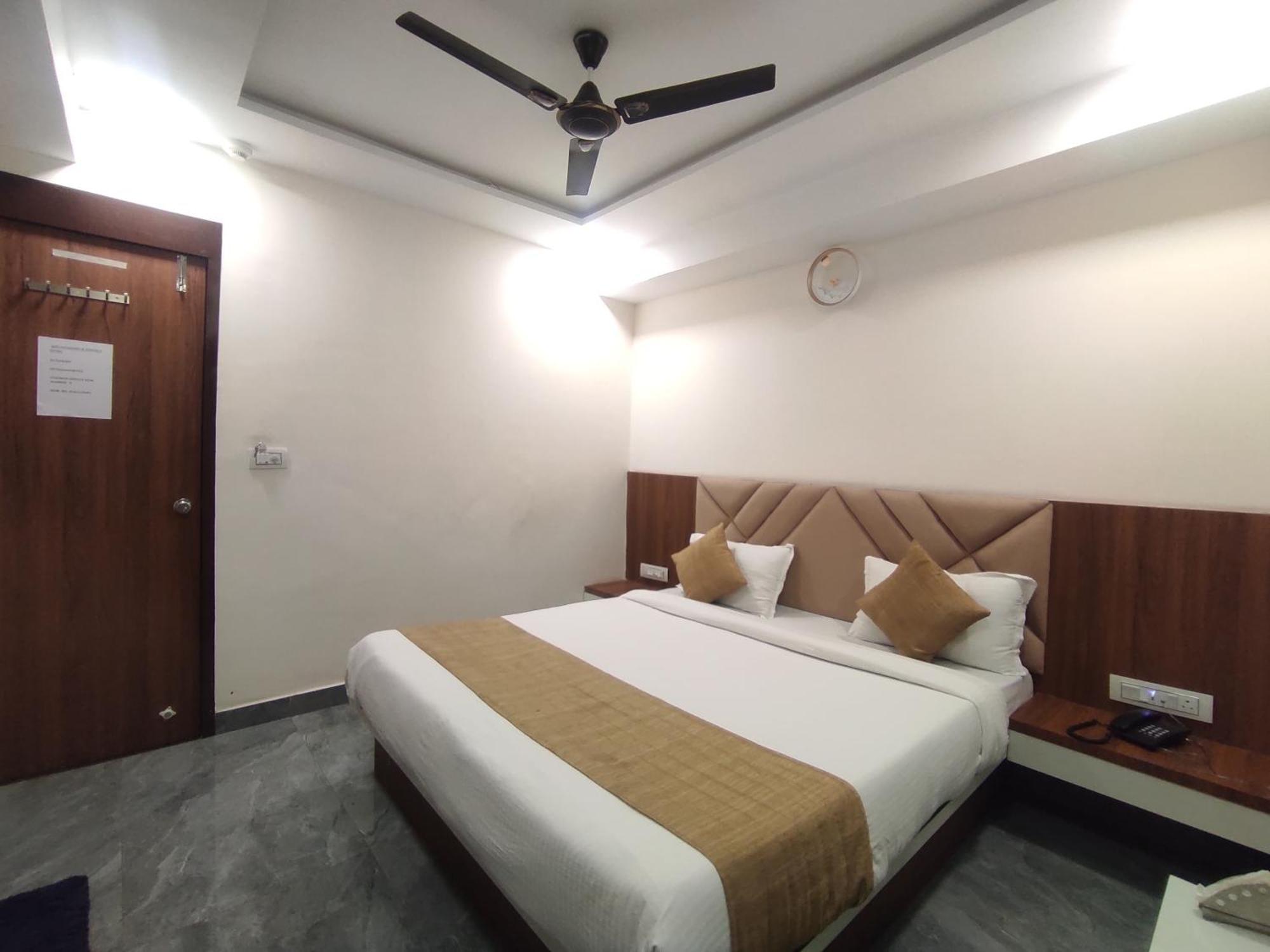 Hotel Earth Inn, Subhash Bridge, Rto Circle, อาเมดาบัด ภายนอก รูปภาพ