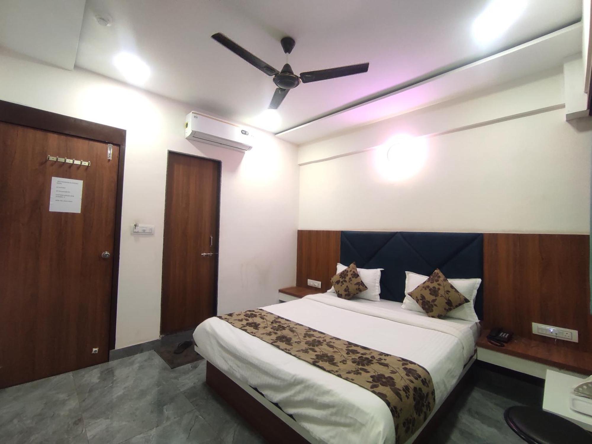 Hotel Earth Inn, Subhash Bridge, Rto Circle, อาเมดาบัด ภายนอก รูปภาพ