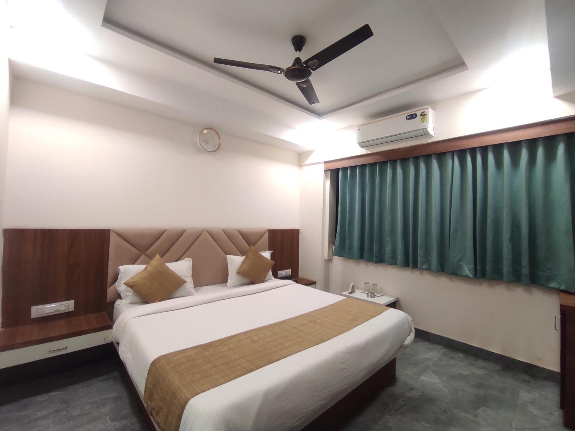 Hotel Earth Inn, Subhash Bridge, Rto Circle, อาเมดาบัด ภายนอก รูปภาพ