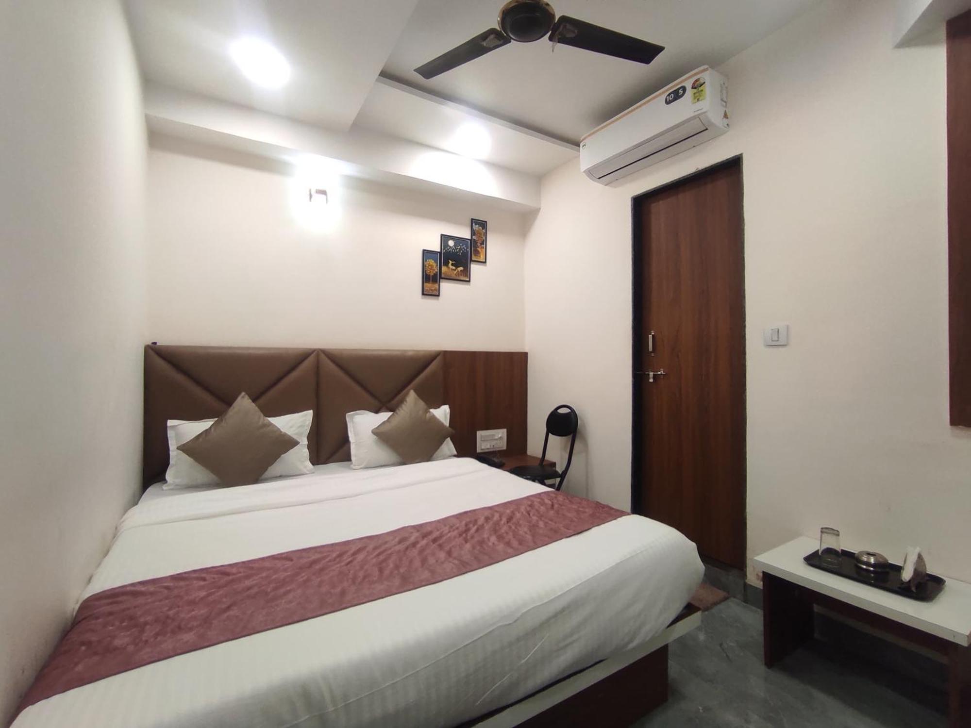 Hotel Earth Inn, Subhash Bridge, Rto Circle, อาเมดาบัด ภายนอก รูปภาพ