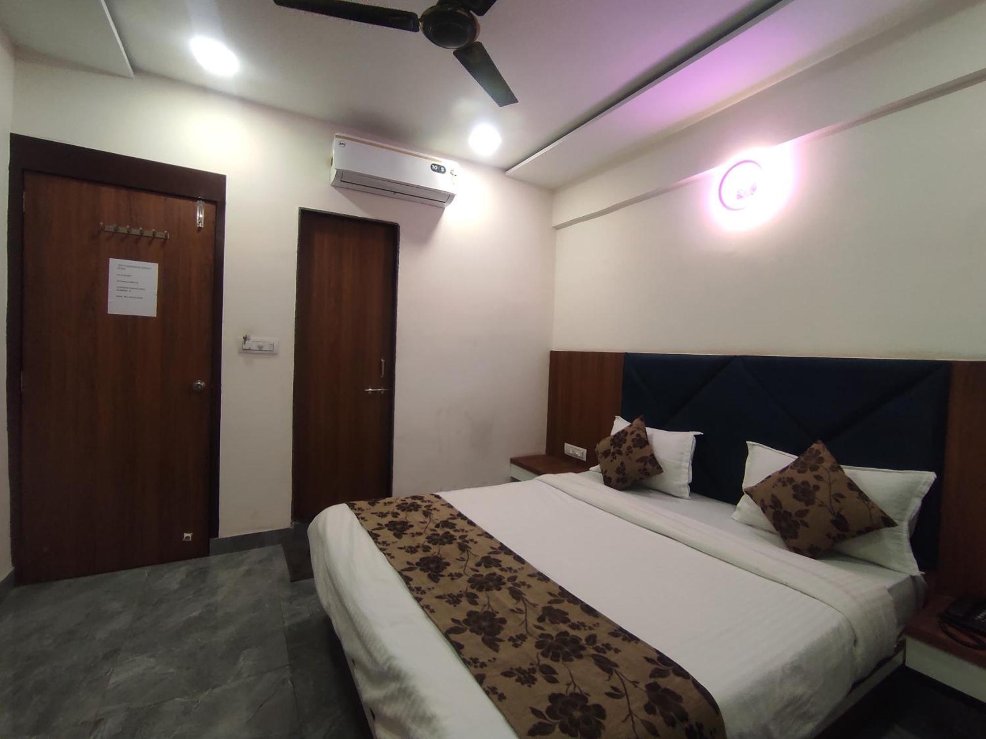 Hotel Earth Inn, Subhash Bridge, Rto Circle, อาเมดาบัด ภายนอก รูปภาพ